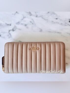 NWT COACH Accordion Zip Leather Wallet with Quilting